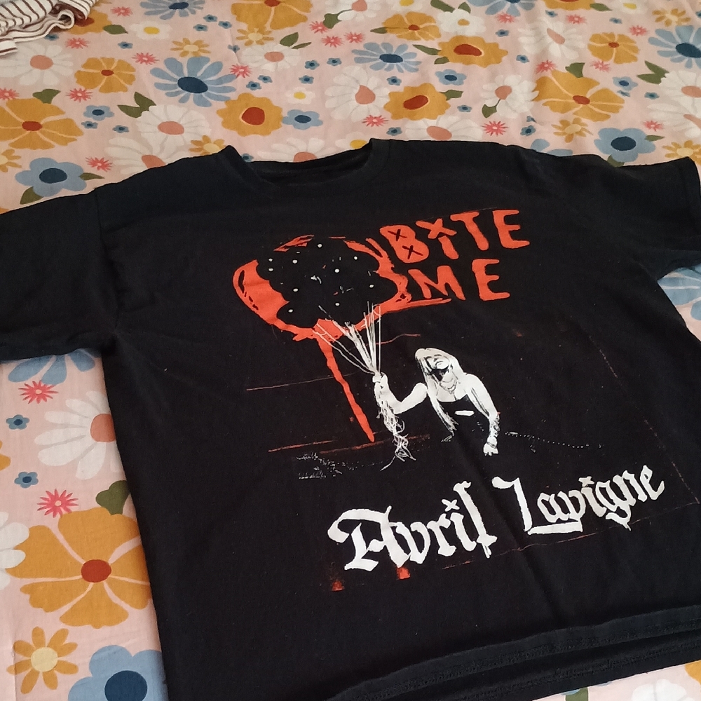 AVRIL LAVIGNE TOUR SHIRT SZ LG